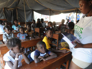 De jeunes Haïtiens dans une salle de classe improvisée à Port-au-Prince le 8 février 2010