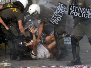 Arrestation devant l'ambassade d'Israël en Grèce
