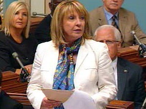 La ministre Christine St-Pierre lors du dépôt du projet de loi 103 à l'Assemblée nationale.