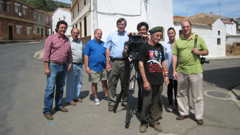 De gauche à droite : le maire Emilio Jiménez, le restaurateur, le réalisateur Georges Amar, le journaliste Jean-Michel Leprince, Sergio, El Pirata, Angela, l'épouse du maire, Francisco Ferrandiz, anthropologue social et initiateur de la rencontre à Fontanosas De gauche à droite : le maire Emilio Jiménez, le restaurateur, le réalisateur Georges Amar, le journaliste Jean-Michel Leprince, Sergio, El Pirata, Angela, l'épouse du maire, Francisco Ferrandiz, anthropologue social et initiateur de la rencontre à Fontanosas