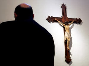 Un religieux catholique lors d'une commémoration de la mort d'Andrea Santoro en 2007, en Turquie