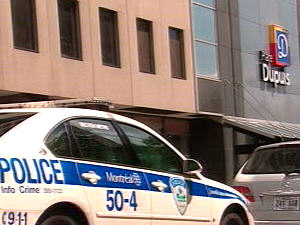 Voiture du SPVM devant la Place Dupuis, à Montréal