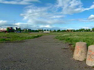 Terrain vague à Laval où sera construit un centre culturel et sportif