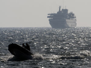 Un hors-bord escorte le Mavi Marmara, peu après son interception, le 31 mai