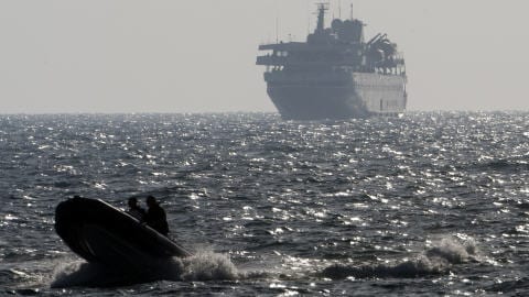 Un hors-bord escorte le Mavi Marmara, peu apr�s son interception, le 31 mai