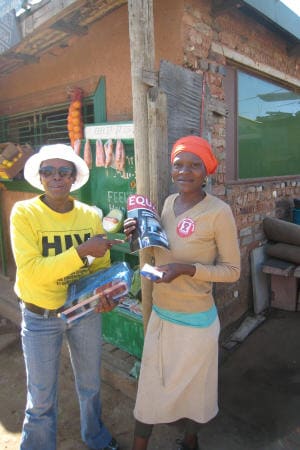 Distribution de pr�servatifs par des membres de la Treatment Action Campaign