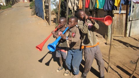 Des artistes de la vuvuzela