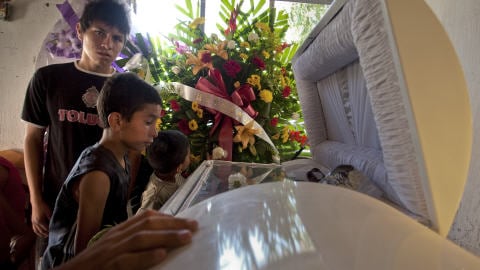 La famille du jeune Sergio Adrian Hernan se recueille devant son 
cercueil.