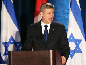 Le PM Harper prononçant un discours devant des membres du Congrès juif canadien dans une synagogue de Toronto.