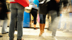 Des passagers entrent dans un m�tro
