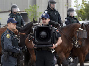 Un policier tient le canon sonore LRAD-X 100 au cours d'un exercice de sécurité et de contrôle des foules tenu à Toronto le 3 juin dernier, en prévision du sommet du G20.