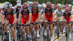 Lance Armstrong roule devant ses coéquipiers de RadioShack