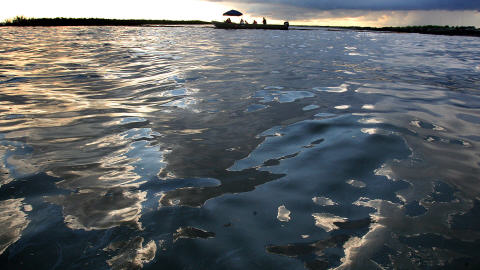 Du pétrole à la surface des eaux de Barataria Bay, en Louisiane