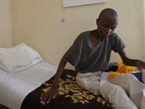 Un sidéen dans une salle de traitement du Centre Baphumelele, dans le township de Khayelitsha, en Afrique du Sud.