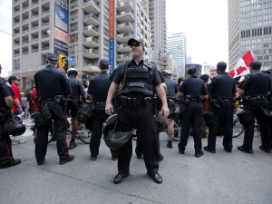 Les policiers sont prêts à faire face aux manifestants.
