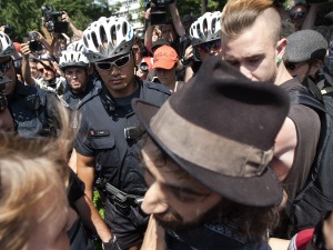 Des manifestants refusent de décliner leur identité aux policiers.