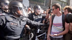 Des manifestants font face à des policiers antiémeutes près du périmètre de sécurité du G20 à Toronto, le 26 juin 2010.