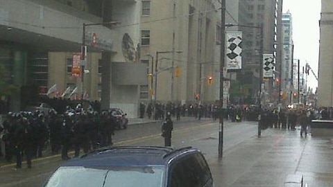 Des manifestants au coin de Bay et King