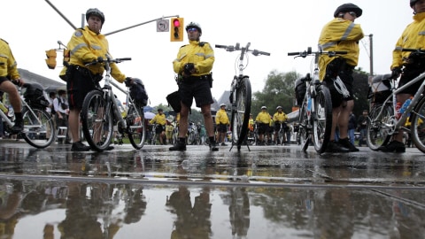 Des policiers � v�lo sur l'avenue University