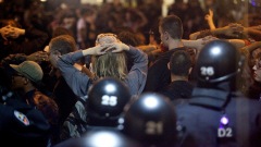Les policiers procèdent à une arrestation de masse.