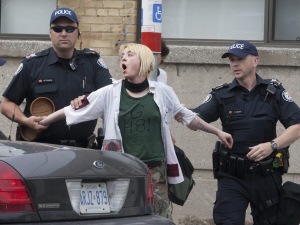 Une femme est arrêtée devant le centre de détention provisoire aménagé dans un studio de cinéma à Toronto, le 27 juin 2010.