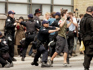 Les policiers tentent de disperser les manifestants et font des arrestations dimanche près du centre de détention où 500 personnes ont été conduites.