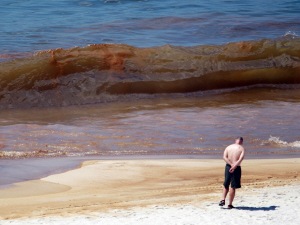 La plage Orange, en Alabama, souillée par le pétrole.