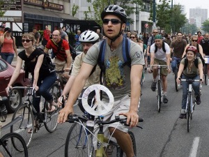 Quelques centaines de manifestants ont dévalé les rues du centre-ville de Toronto à vélo, dimanche.