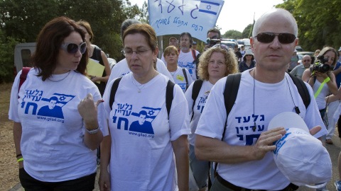 Naom (a droite) et Aviva (au centre) Shalit, les parents de Gilad, au d�part de la marche