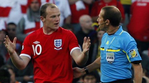 � Le ballon a franchi la ligne de but par au moins un m�tre, Monsieur l'arbitre �, semble dire Wayne Rooney.