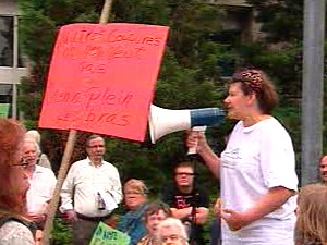 Des citoyens de Sainte-Martine en Montérégie manifestent devant le CLSC de Châteauguay, lundi.