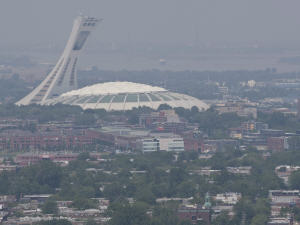 Le Stade olympique de Montréal, avec son toit actuel