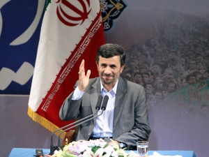 Le président iranien lors d'une conférence de presse lundi à Téhéran