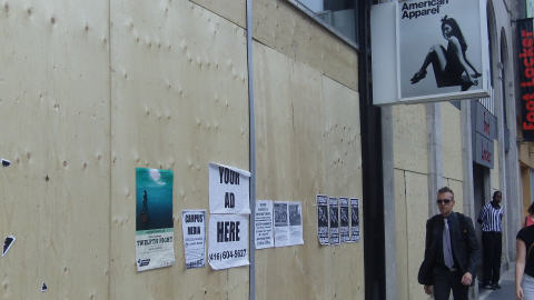 Panneaux dans les fen�tres d'un commerce sur la rue Yonge