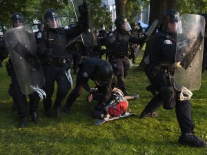 Des policiers arrêtent un manifestant lors du sommet du G20 à Toronto.