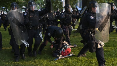Des policiers arrêtent un manifestant lors du sommet du G20 à Toronto.