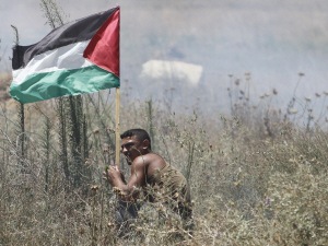 Un manifestant palestinien dans la bande de Gaza, près de la frontière avec Israël
