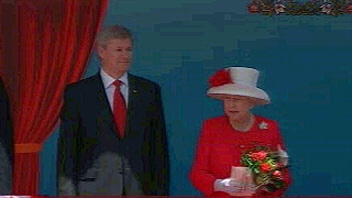 La%20reine%20Élisabeth%20II%20en%20compagnie%20du%20premier%20ministre%20Stephen%20Harper