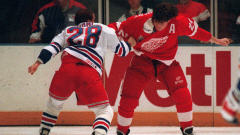 Bob Probert (à droite) se bat contre Tie Domi.
