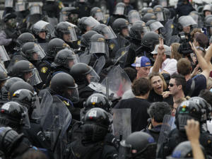 Intervention des policiers lors d'une manifestation au dernier jour du sommet, le 27 juin 2010