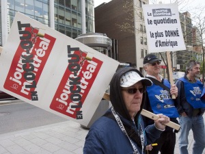 Des employés en lock-out du Journal de Montréal, en mai 2010.