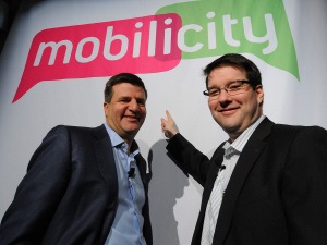 Le président du conseil d'administration de Mobilicity, John Bitove, et le PDG, Dave Dobbin, en février 2002