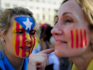 Deux femmes aux couleurs de la Catalogne