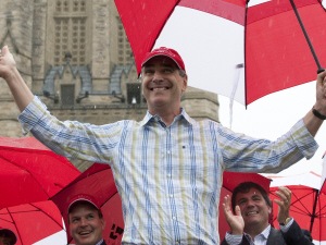 Le chef libéral devant le parlement, avant d'amorcer sa tournée pancanadienne