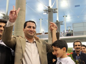 Shahram Amiri, le physicien nucléaire iranien qui affirme avoir été enlevé par des agents de la CIA, à son arrivée à Téhéran.