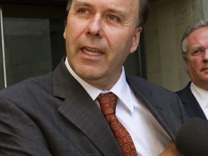 Marc Bellemare s'adresse aux journalistes à sa sortie du palais de justice de Québec (archives)