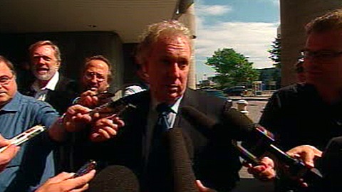 Jean Charest à son arrivée au palais de justice de Québec le 14 juillet 2010