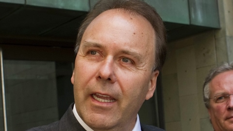 Marc Bellemare s'adresse aux journalistes � sa sortie du palais de justice de Qu�bec (archives)