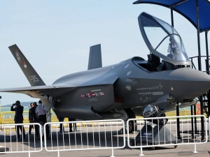 Un F-35 de la compagnie Lockheed Martin, montré lors du Salon de l'aéronautique de Singapore, en février 2010.