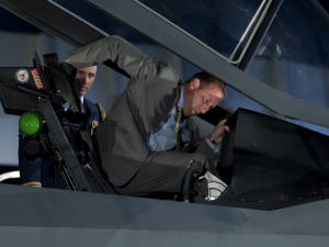 Le ministre de la Défense, Peter MacKay, monte à bord d'un F-35.